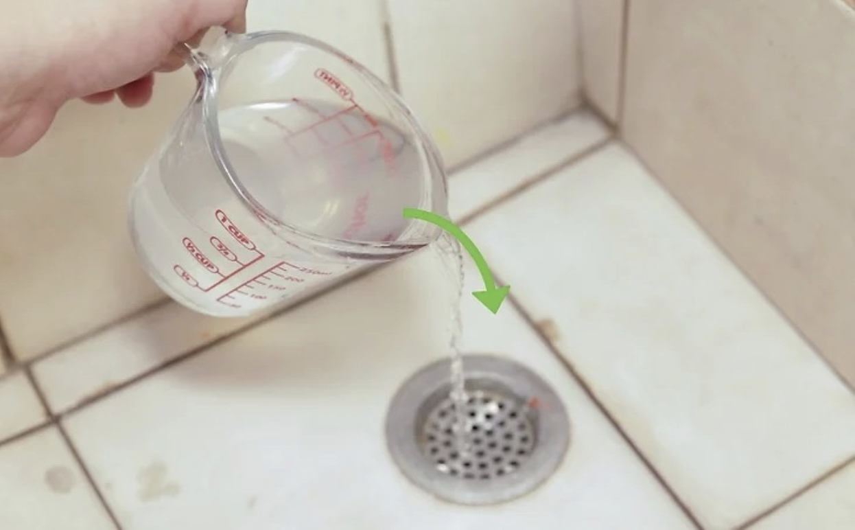 Vệ sinh và làm sạch cống rãnh bằng hợp chất thông cống