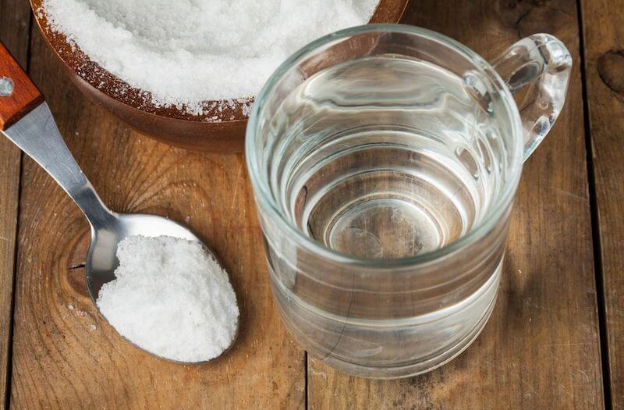 Sử dụng baking soda với nước ấm