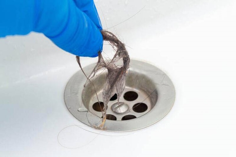 Cách sử dụng dụng cụ thông tắc bồn cầu tại nhà