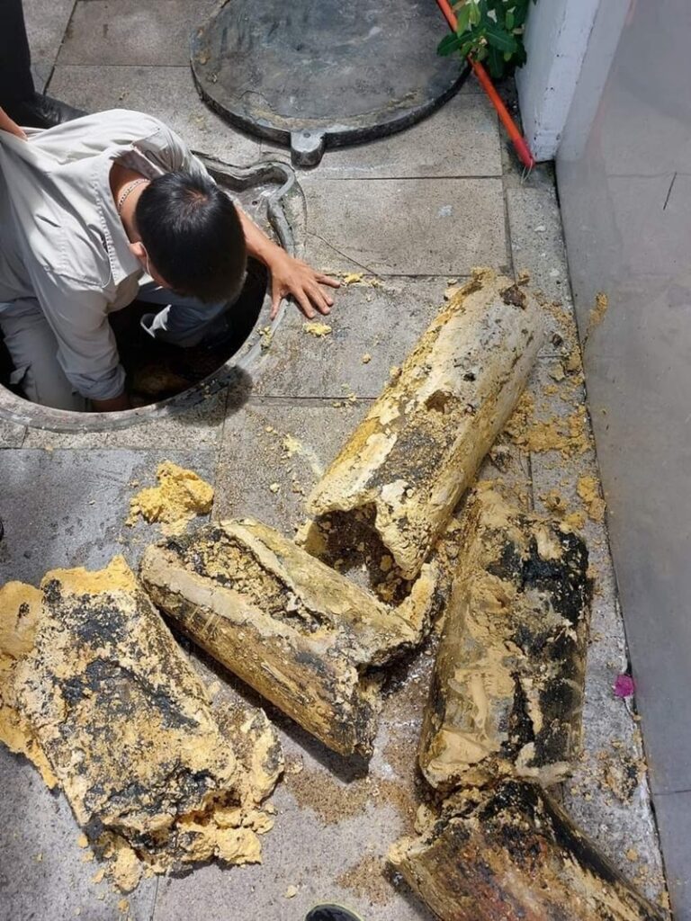 dấu hiệu cảnh báo bồn cầu sắp bị tắc