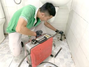 Giải pháp thông bồn cầu bị tắc do giấy vệ sinh