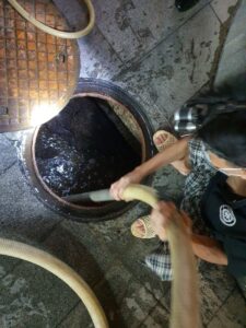Hút hầm cầm xã Tân Nhựt