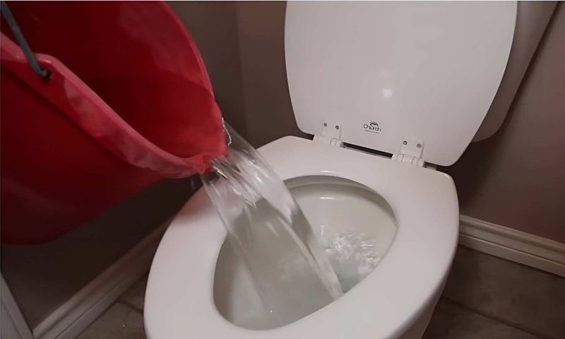Sử dụng móc áo để thông bồn cầu