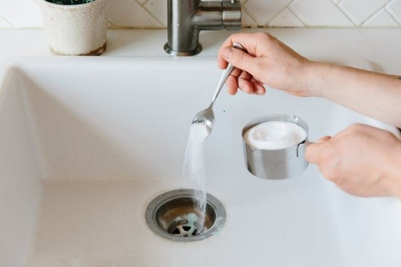 thông bồn cầu bị tắc bằng băng dính