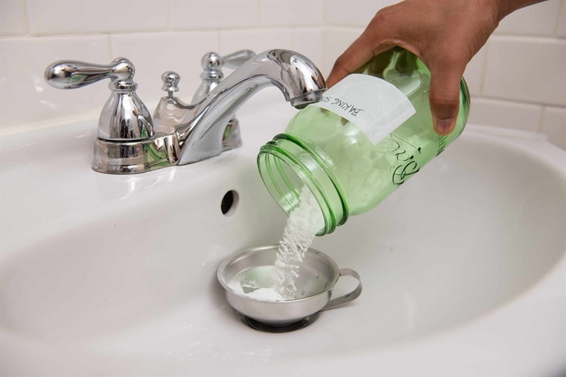 thông bồn cầu bị tắc bằng băng dính