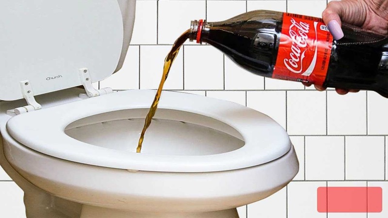 thông bồn cầu bị tắc bằng Coca-Cola