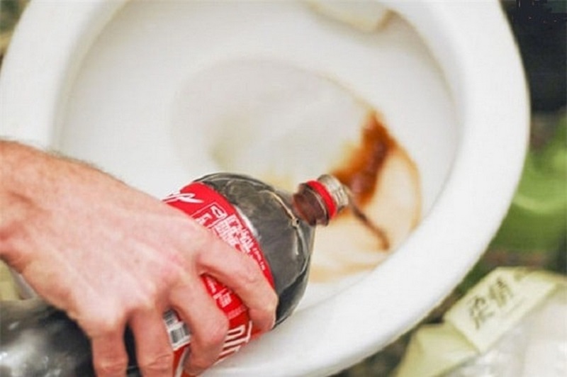 thông bồn cầu bị tắc bằng Coca-Cola