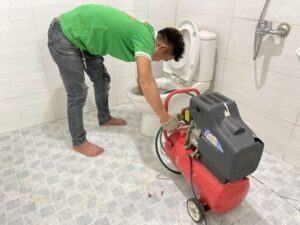 cách thông bồn cầu