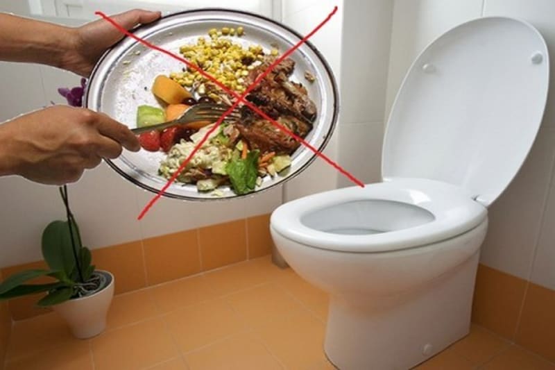 không nên đổ xuống bồn cầu