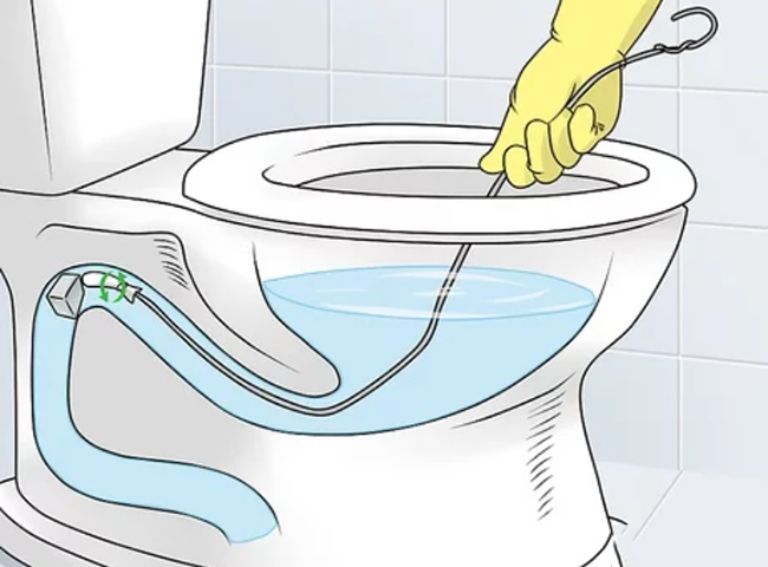 Sử dụng móc treo quần áo để lấy tóc trong bồn cầu