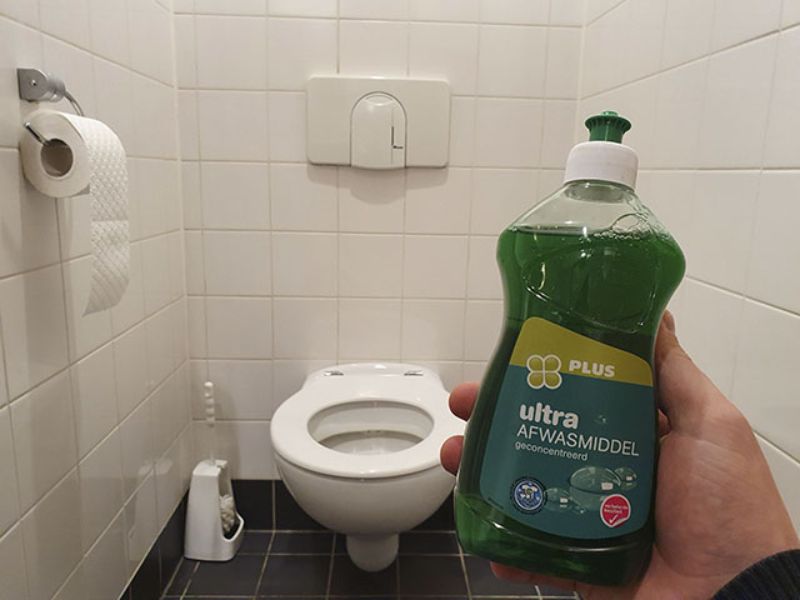 sử dụng nước rửa chén để thông bồn cầu