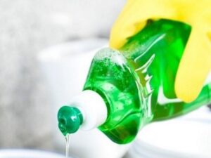 sử dụng nước rửa chén để thông bồn cầu