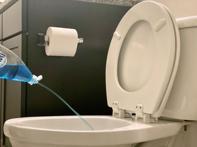 sử dụng nước rửa chén để thông bồn cầu