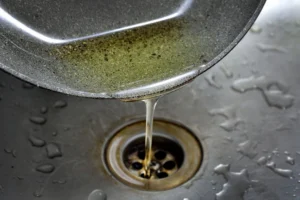 Có Nên Đổ Dầu Ăn Xuống Cống Không