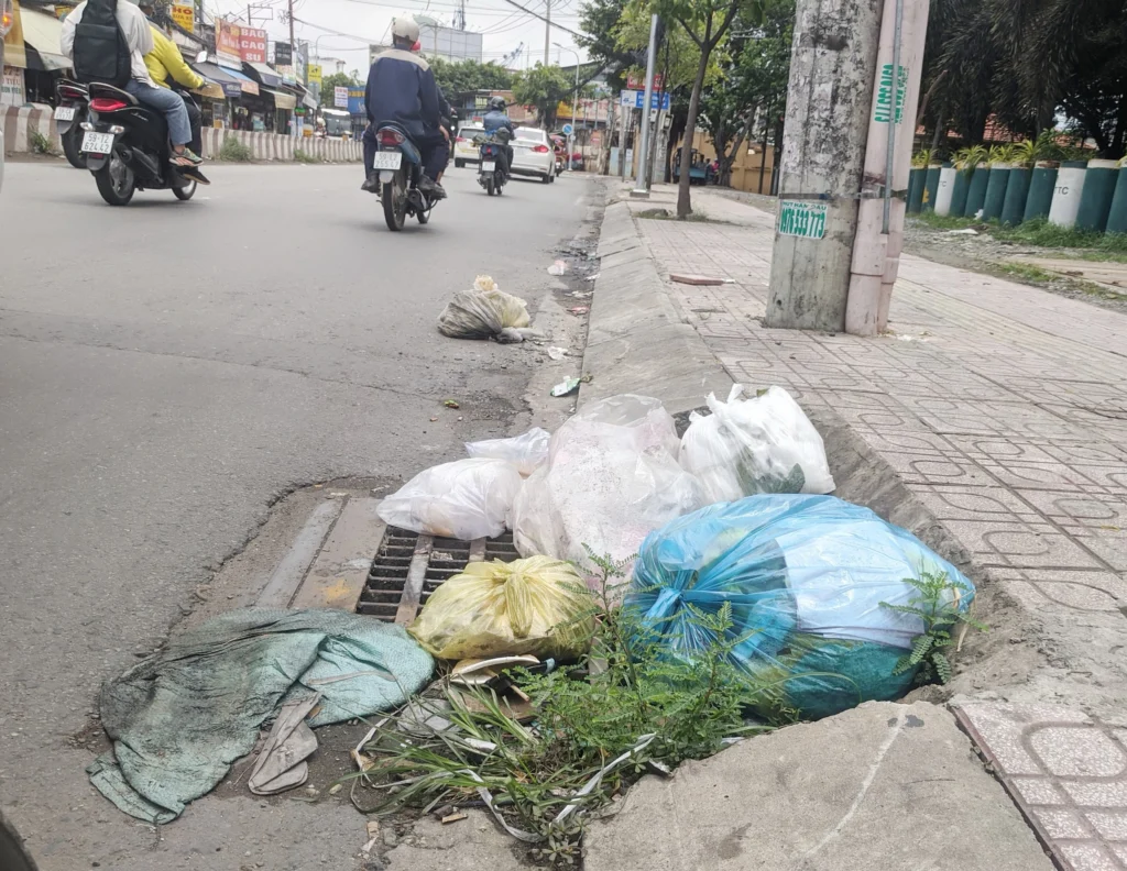 Cống thoát nước mưa bị nghẹt