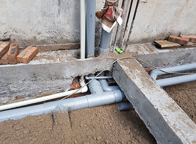 Cống thoát nước bị tắc do rác thải