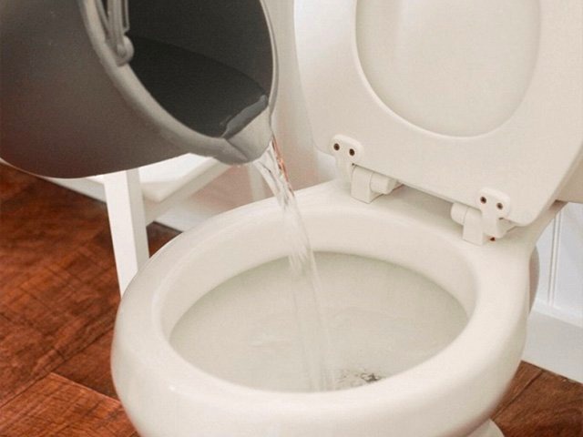 Thông tắc bồn cầu bằng nước nóng