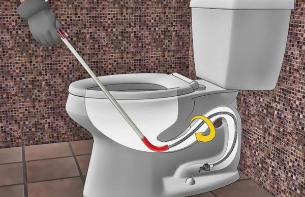Thông tắc bồn cầu bằng nước nóng
