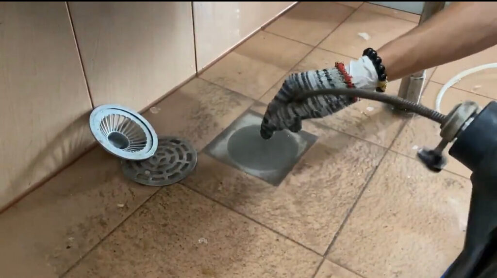  thông tắc đường ống thoát sàn