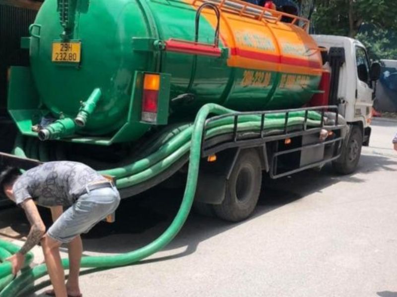 Hút hầm cầu xã Long Hồ, huyện Long Hồ