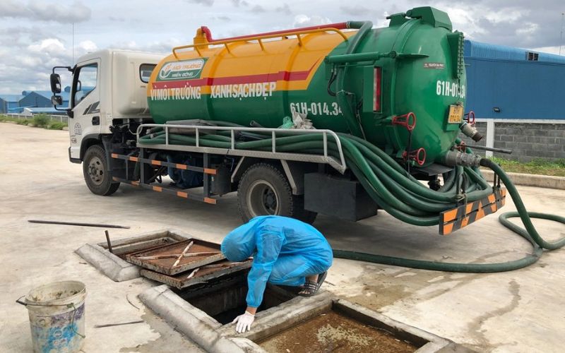 Hút hầm cầu xã Phú Đức, huyện Long Hồ
