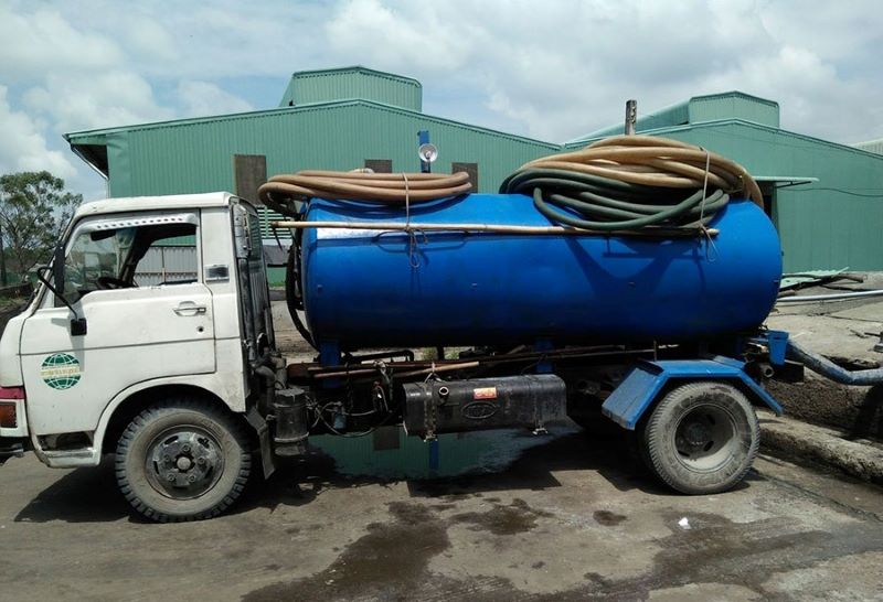 Hút hầm cầu xã Phú Quý, huyện Long Hồ