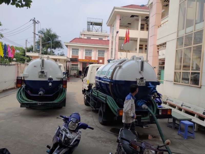 Hút hầm cầu xã Quới Thiện, huyện Long Hồ