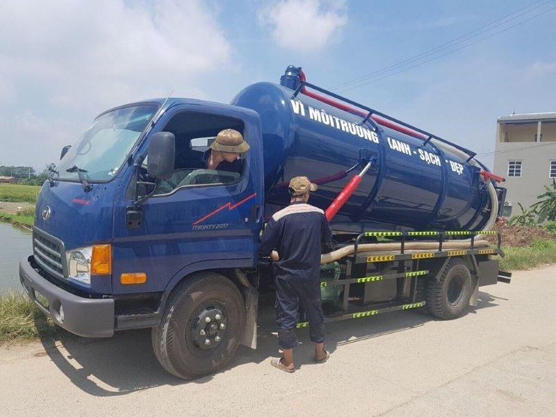 Hút hầm cầu xã Tân Hạnh, huyện Long Hồ